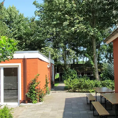 Semesterbostad Tolles Fuer 18 Personen In Ostfriesland Mit Kino, Bar, Sauna Und Whirlpool